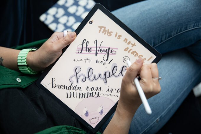 Alt text: "Kindle Scribe Colorsoft with stylus and e-reader"