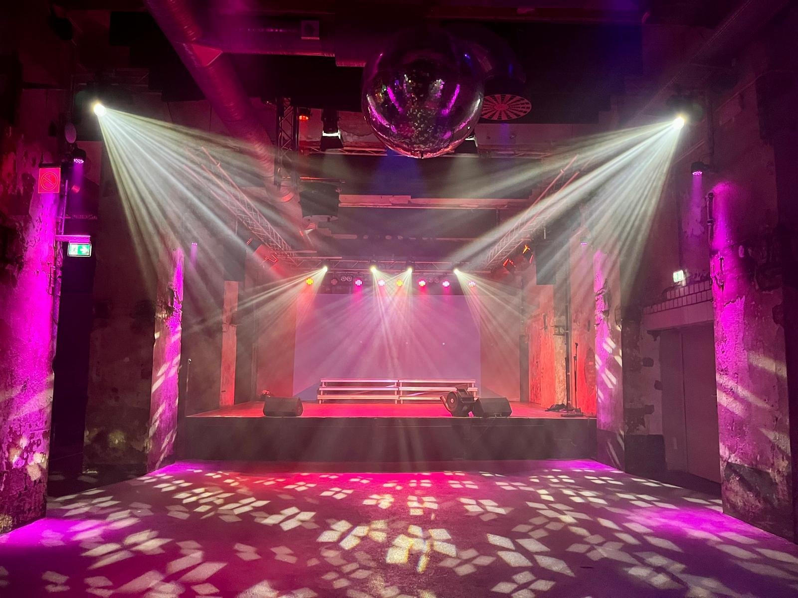 La ville de Berlin, connue pour son atmosphère festive et ses boîtes de nuit animées, est actuellement confrontée à un phénomène de fermeture de clubs.