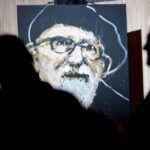 Un prêtre catholique avec une soutane élimée, entouré de sans-logis.