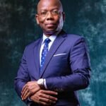 Un député indépendant ivoirien en train de parler aux électeurs.