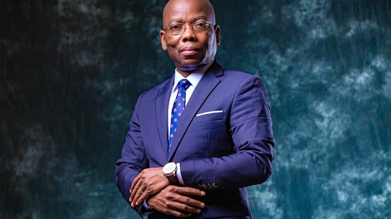 Un député indépendant ivoirien en train de parler aux électeurs.