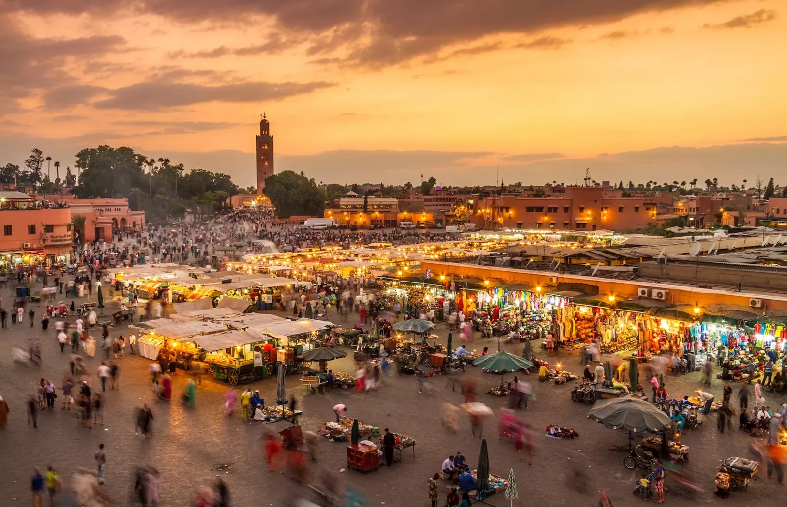 La vue de la médina de Marrakech au coucher du soleil.