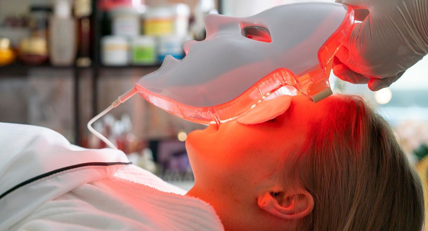 Masque LED pour une peau plus nette et plus lumineuse.