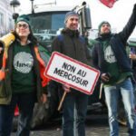 Un groupe de dirigeants du Mercosur et de l'UE discutant lors du sommet