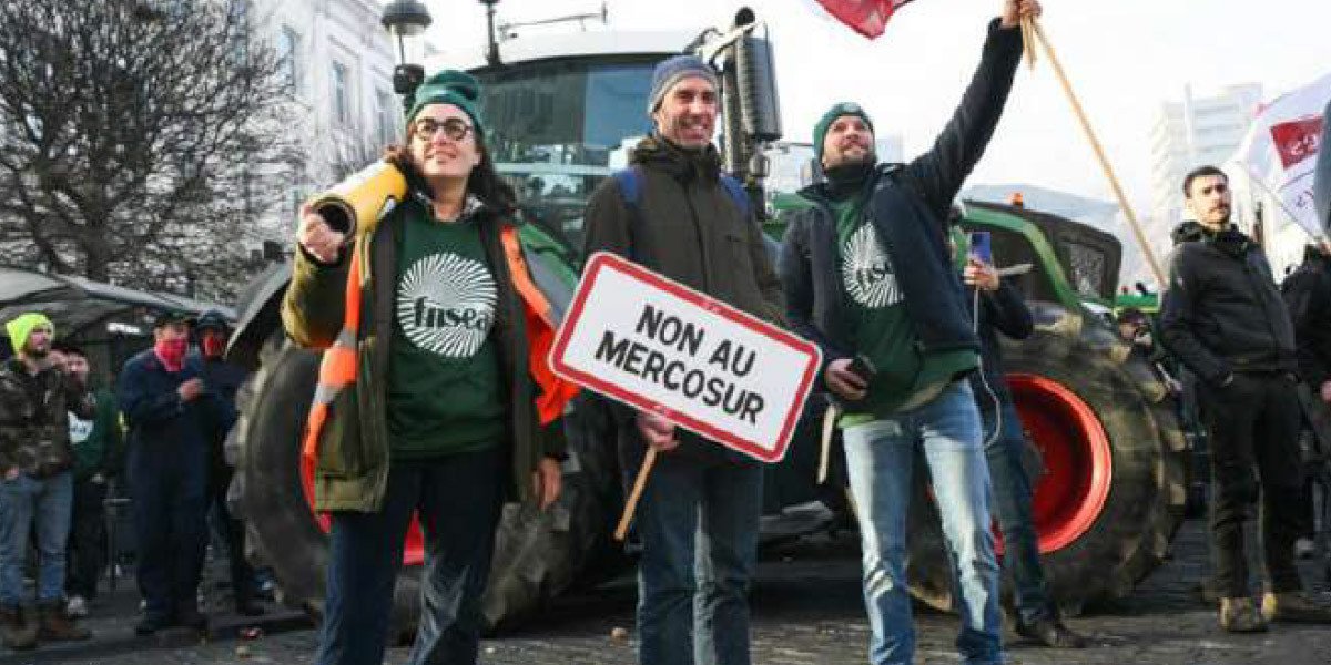 Un groupe de dirigeants du Mercosur et de l'UE discutant lors du sommet
