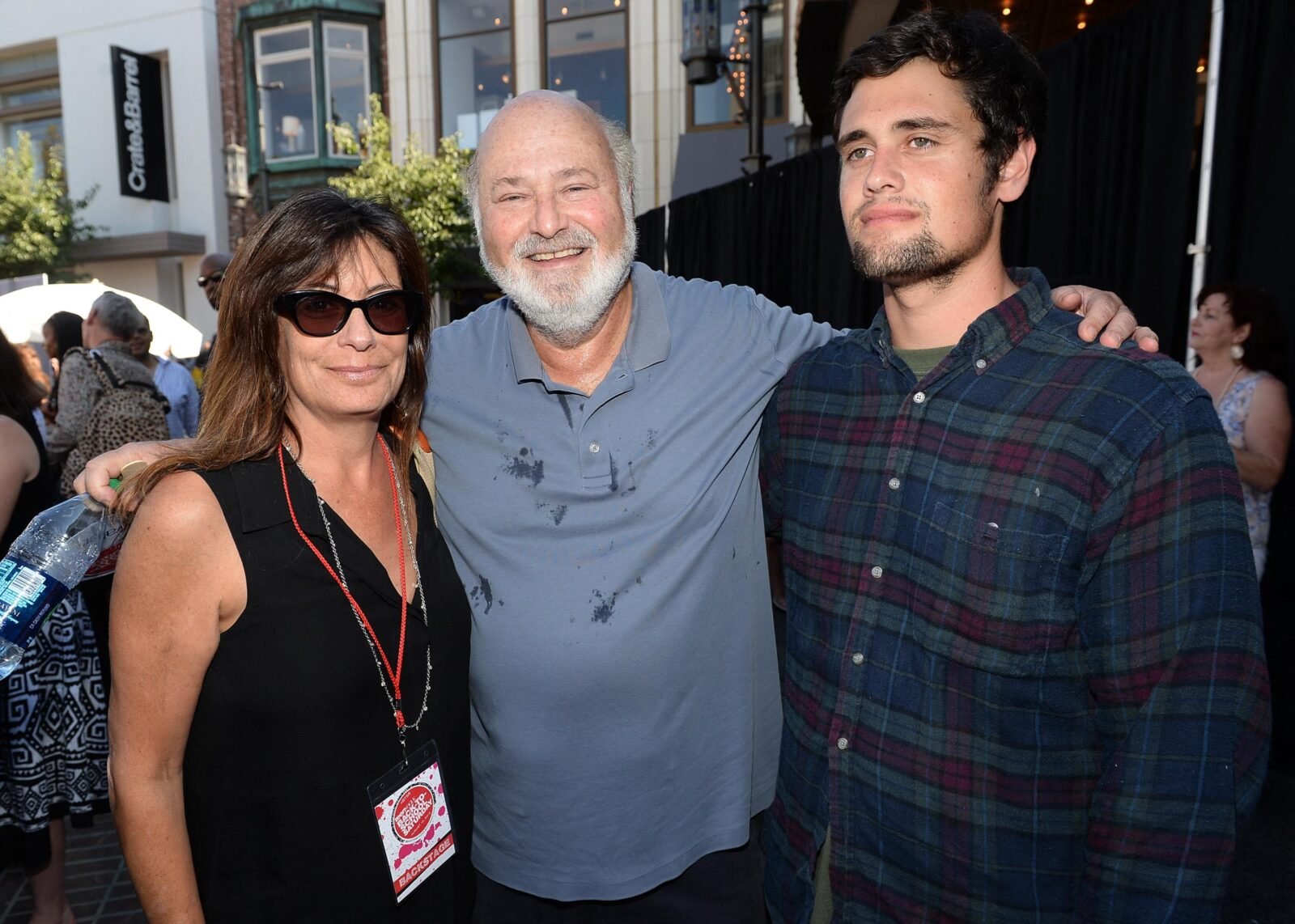 Addict à l’héroïne à 15 ans, tensions avec ses parents... Qui est Nick Reiner, soupçonné du meurtre de son père Rob Reiner ? 3 Un adolescent souriant aux côtés de ses parents, Rob et Michelle Reiner, en 2013.