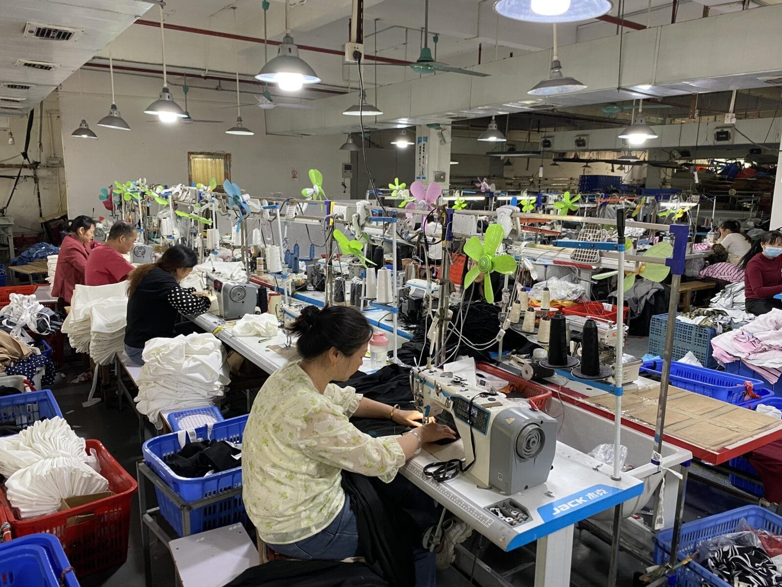 Ouvriers travaillant dans un atelier de sous-traitance de Shein à Canton, en Chine.