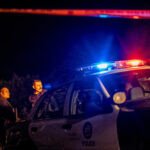 Un homme en train de pleurer devant une maison.