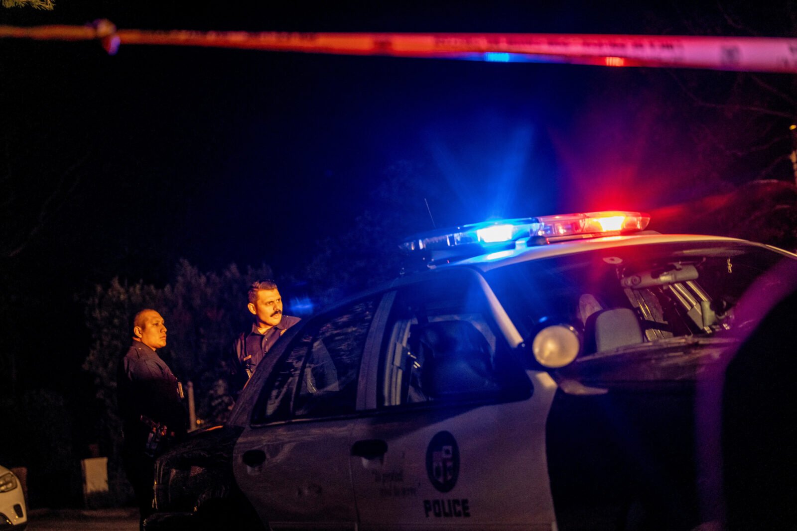 Un homme en train de pleurer devant une maison.