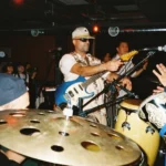 Description de l'image en anglais: "Omar Bena et son groupe Omar and the Eastern Power en concert en Corée".