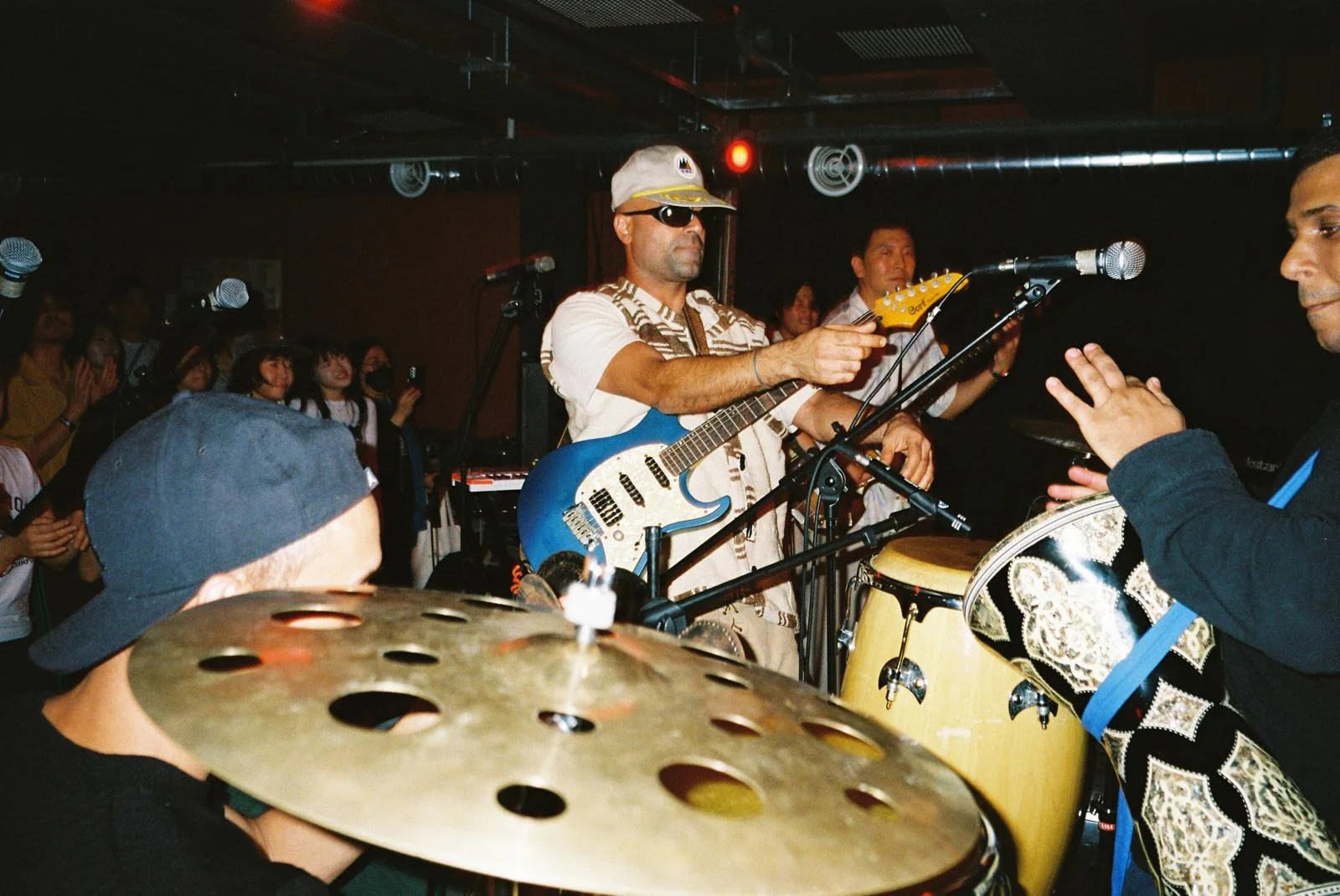 Description de l'image en anglais: "Omar Bena et son groupe Omar and the Eastern Power en concert en Corée".