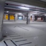 Un parking moderne avec des véhicules électriques rechargeant leurs batteries.