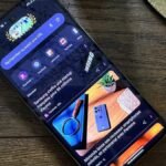 Utilisateur sur son téléphone, regardant son flux Discover personnalisé