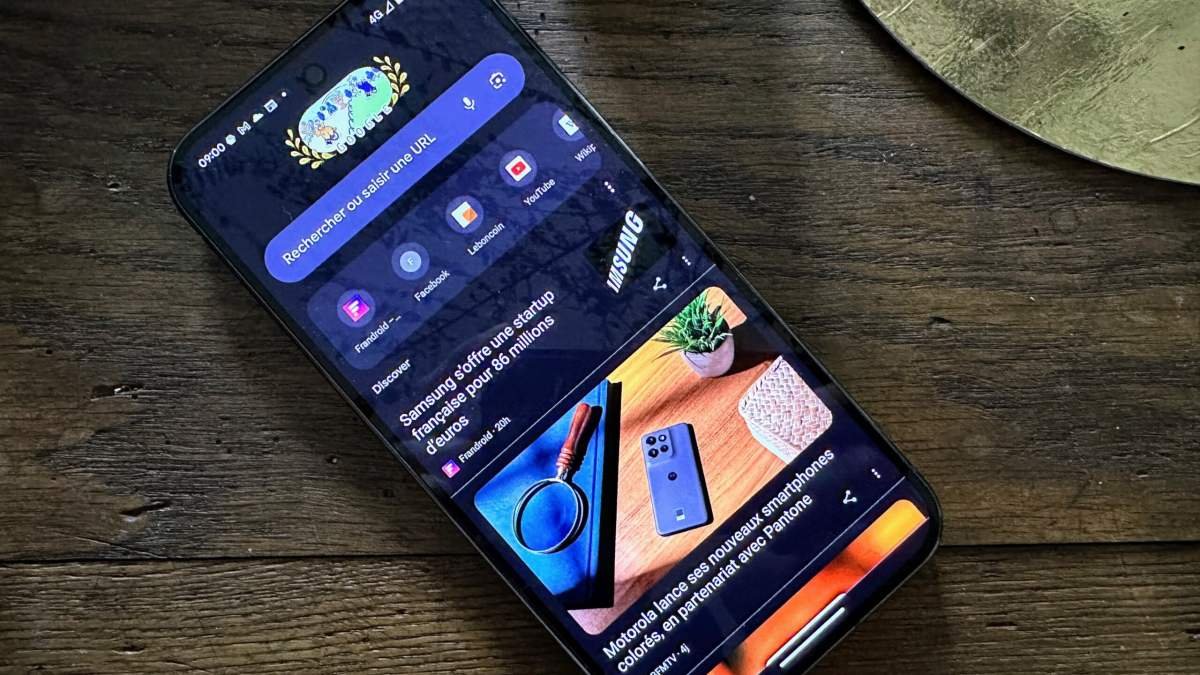 Marre des news « insolites » sans intérêt ? Google teste une fonctionnalité pour personnaliser son fil Discover 3 Utilisateur sur son téléphone, regardant son flux Discover personnalisé