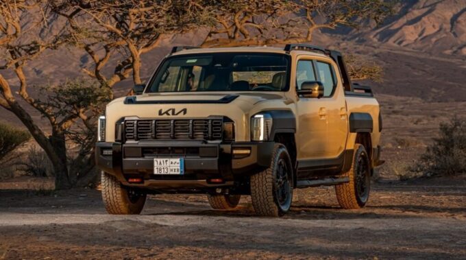 Véhicule Kia Tasman en action sur un terrain accidenté.