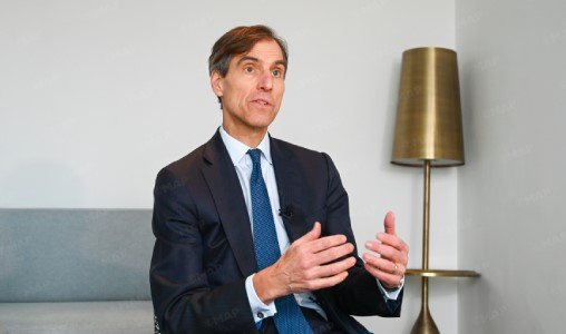 La BERD salue les réformes menées par le Maroc sous le Leadership de SM le Roi (M. Guyett) 3 Le Roi Mohammed VI et le Premier ministre du Maroc, lors d'une visite de travail.