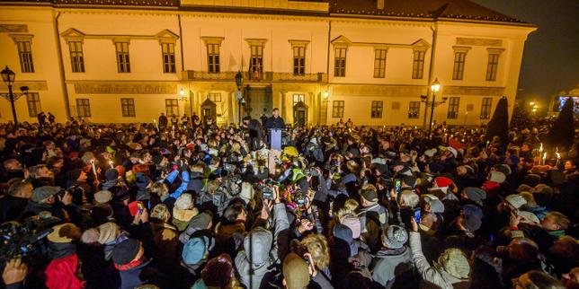 Des manifestants hongrois demandant la démission de Viktor Orban.