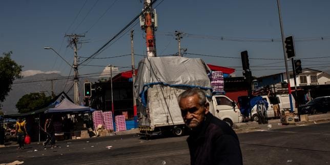 Les habitants de La Pintana votent pour la présidentielle au Chili.