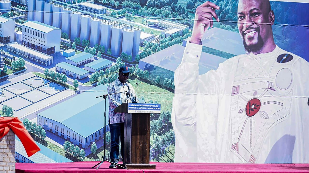 Le président de la transition, Mamadi Doumbouya, en campagne présidentielle en Guinée.