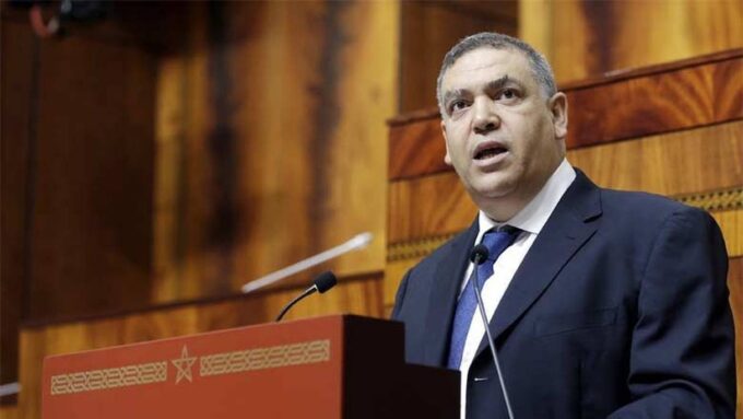 Un taxi en mouvement dans une rue urbaine.