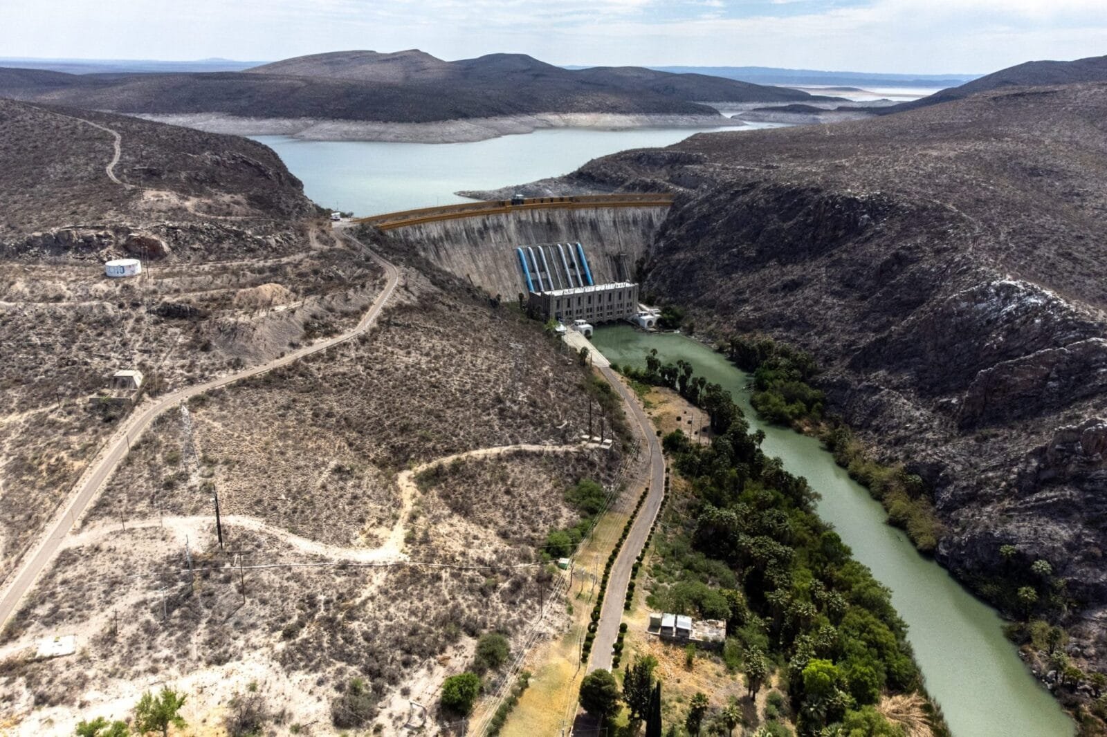 U.S., Mexico strike deal to settle Rio Grande water dispute 3 Alt text for the image: "US and Mexico leaders shaking hands, with the Rio Grande River in the background"