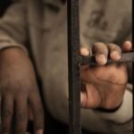 Les agents de police en train d'effectuer un examen médical à un détenu.