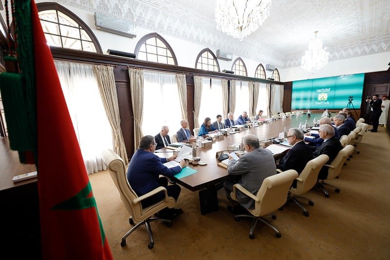 Texte Alt pour l'image : "Le Conseil de gouvernement adopte un projet de décret pour améliorer les revenus des salariés agricoles et non agricoles"