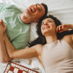 Un homme et une femme discutant de philosophie