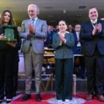 La Princesse Lalla Asmaa remettant le Prix "SAR La Princesse Lalla Asmaa pour la recherche scientifique" à Dr. Ghita Mechaia.