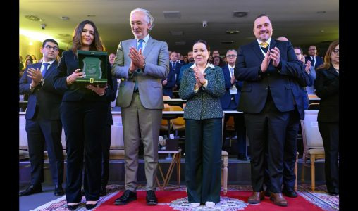 La Princesse Lalla Asmaa remettant le Prix "SAR La Princesse Lalla Asmaa pour la recherche scientifique" à Dr. Ghita Mechaia.