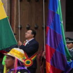 صورة لشخص يكتتب على الكمبيوتر مع خلفية من الكتب.