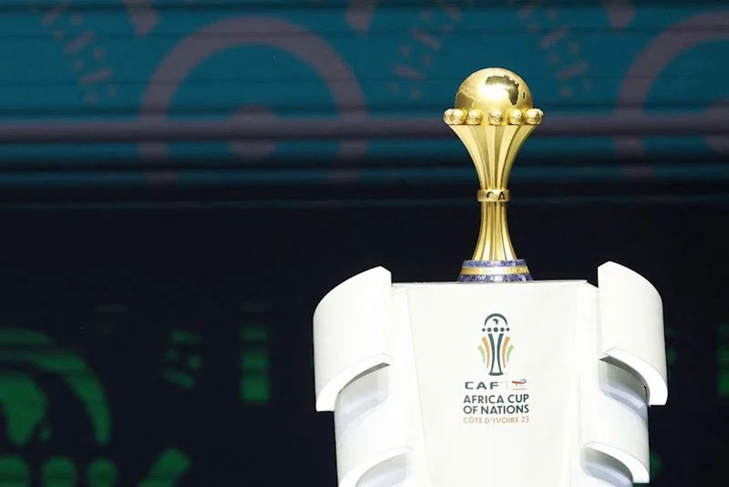 صورة للاعب كرة القدم يلعب مع منتخب بلده.