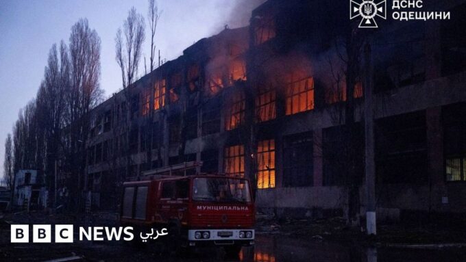 وصف الصورة بالإنجليزية: صورة توضح كيفية الجمع بين SEO و Readability لتحسين جودة المحتوى على الإنترنت.