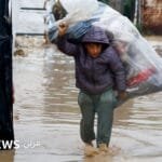 صورة لشخص يضغط على لوحة المفاتيح مع خلفية لشبكة الإنترنت