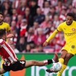 لاعب كرة قدم يلعب مع فريق جيرونا ويمسك بالكرة.