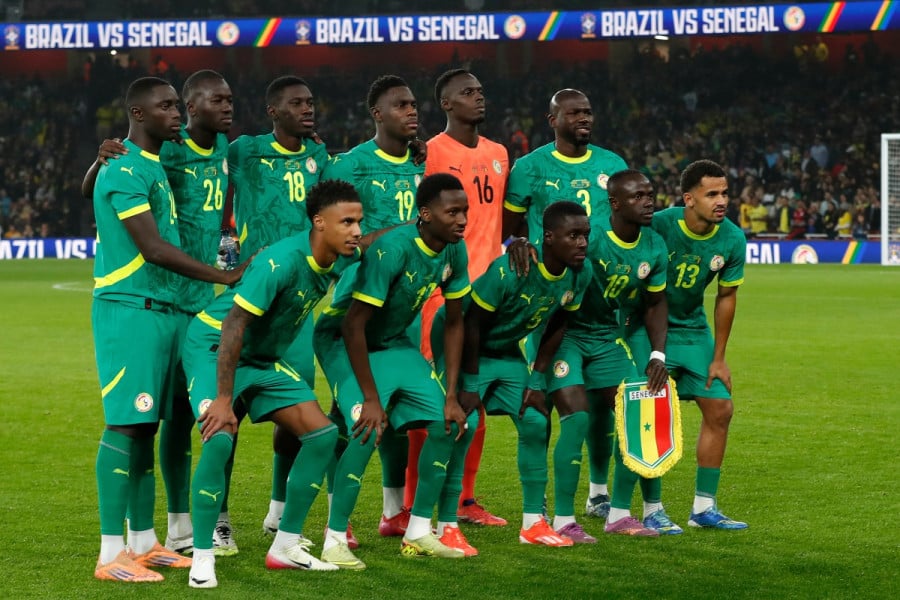 صورة لشخص يقرأ على الكمبيوتر مع خلفية لشاشة الكمبيوتر.