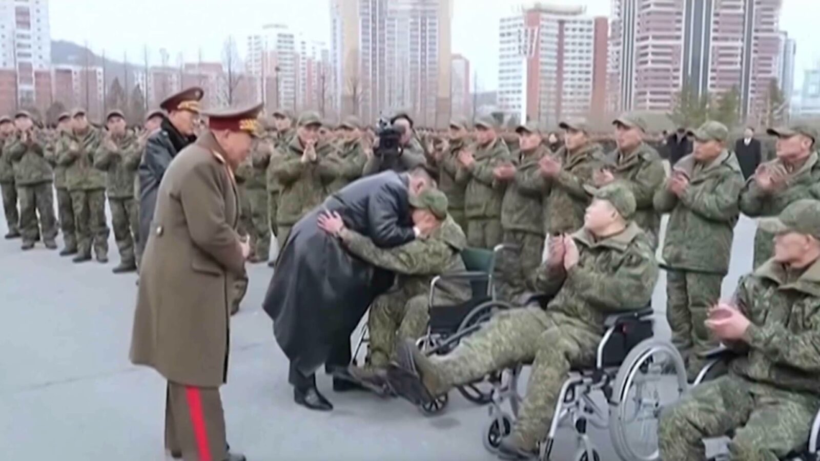 صورة كيم جونغ أون يعانق جنودًا جرحى.