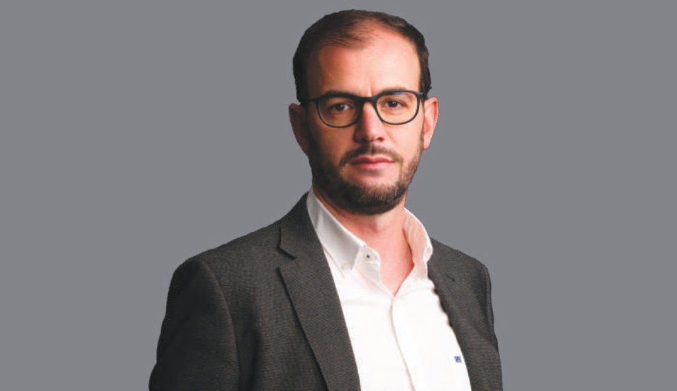 Un client satisfait en train de parler avec un représentant de M-AUTOMOTIV.