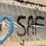 Un groupe de bénévoles distribuant des vivres et des matériaux de première nécessité aux familles sinistrées.