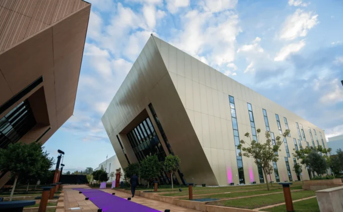 صورة لمركز StartGate Rabat، مع طاقم عمل ومستخدمي المركز.