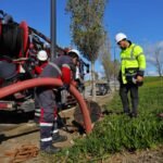 Image d'une équipe de travailleurs en train de curer un réseau d'assainissement liquide.