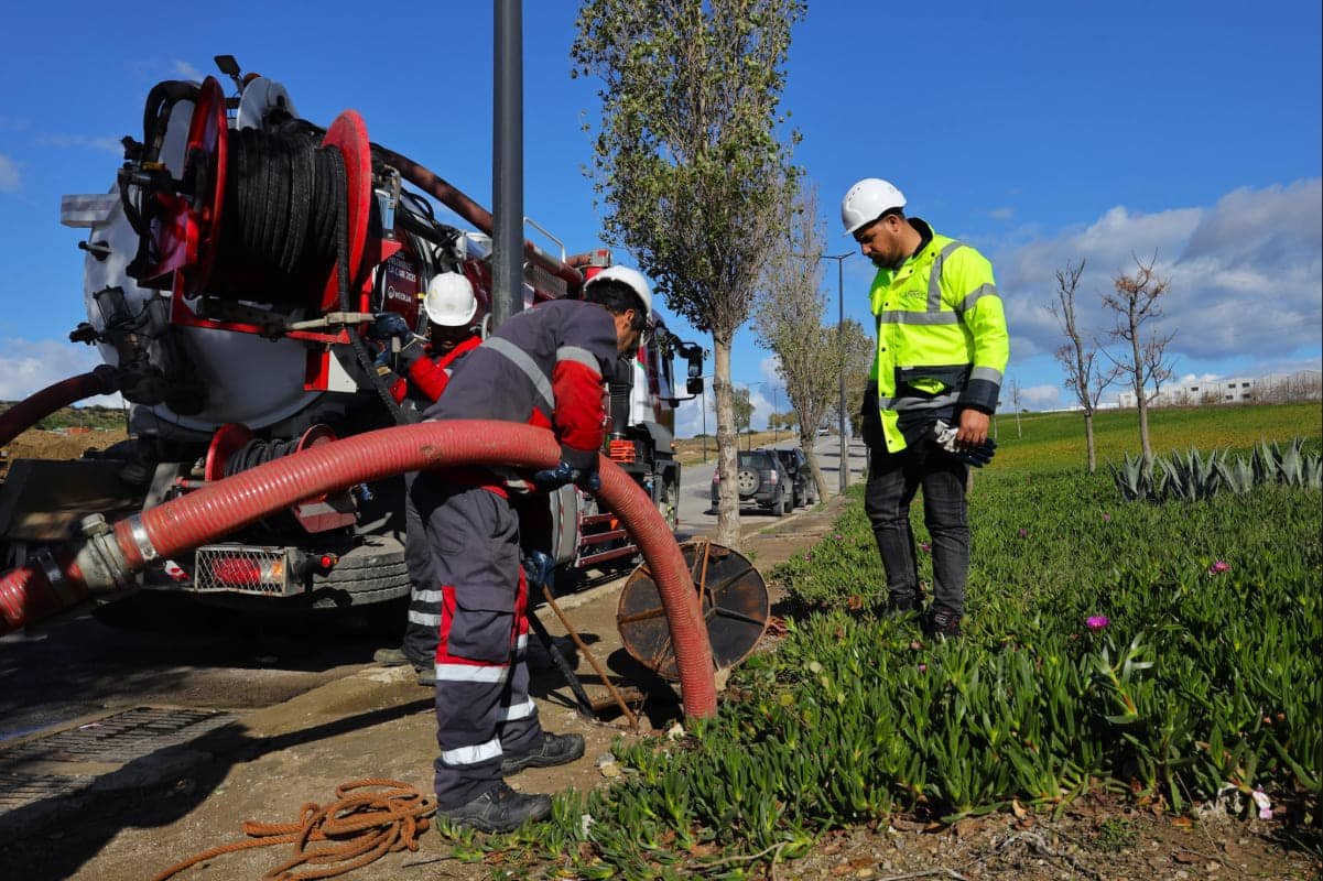 Image d'une équipe de travailleurs en train de curer un réseau d'assainissement liquide.