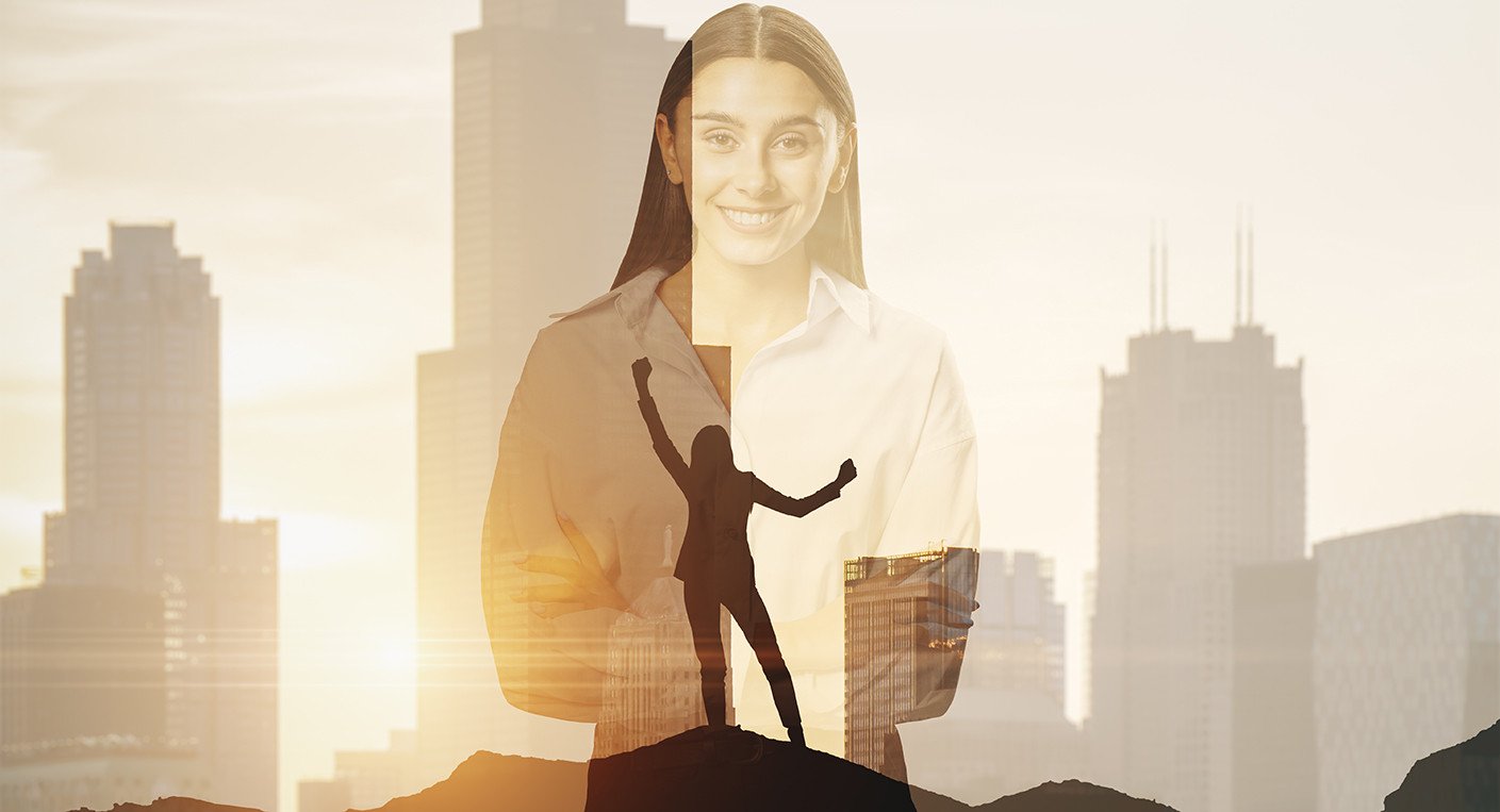 Voici 10 astuces pour tenir vos bonnes résolutions en 2026 3 Un homme qui écrit dans un cahier avec un stylo et un sourire.