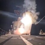 Des missiles lancés par un navire de guerre américain au large du golfe de Guinée.