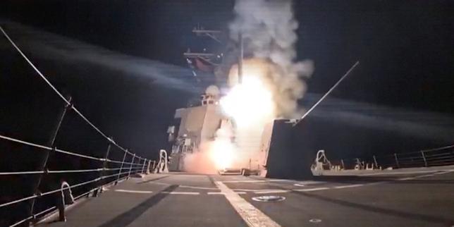 Des missiles lancés par un navire de guerre américain au large du golfe de Guinée.