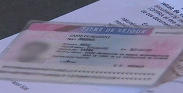 Les étrangers en France doivent passer un examen civique pour obtenir un titre de séjour pluriannuel.