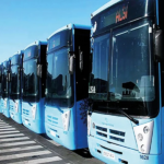 Véhicules de transport urbain en mouvement dans les rues de Tanger.