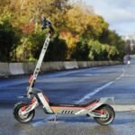 Trottinette électrique Navee XT5 Pro sur route sinueuse
