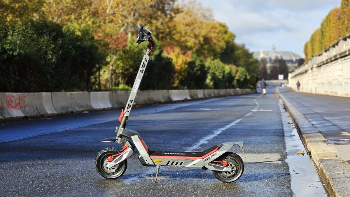 Trottinette électrique Navee XT5 Pro sur route sinueuse