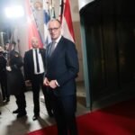 Le chancelier allemand Friedrich Merz discutant avec les autres leaders à Berlin.